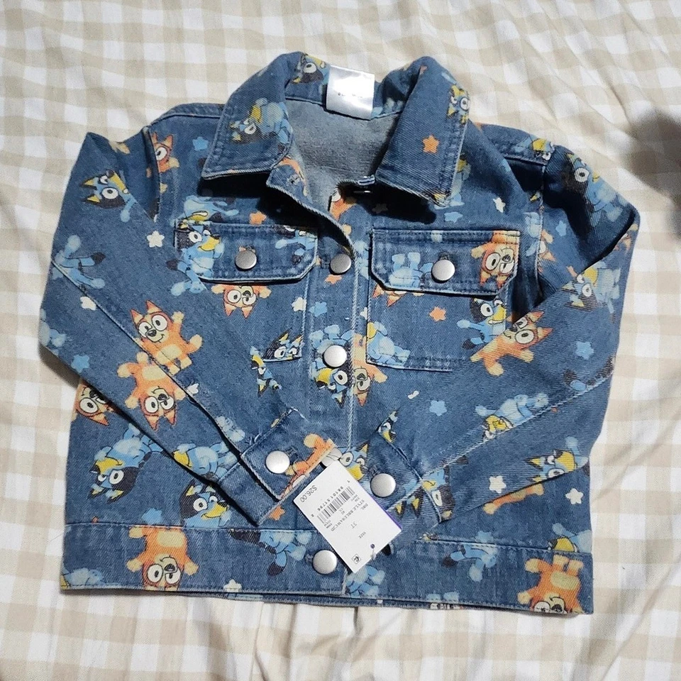 Chaqueta vaquera azul con estampado de dibujos animados Foto 2 de 4