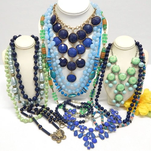 VINTAGE TO NOW FASHION/COSTUME JEWELRY NECKLACE LOT, ASSORTED MATERIALS