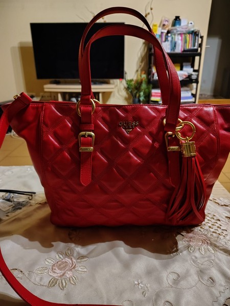 Bolso Guess de piel.Nuevo no pesa.Color rojo Alto 28,ancho 15cm,Largo 35cm