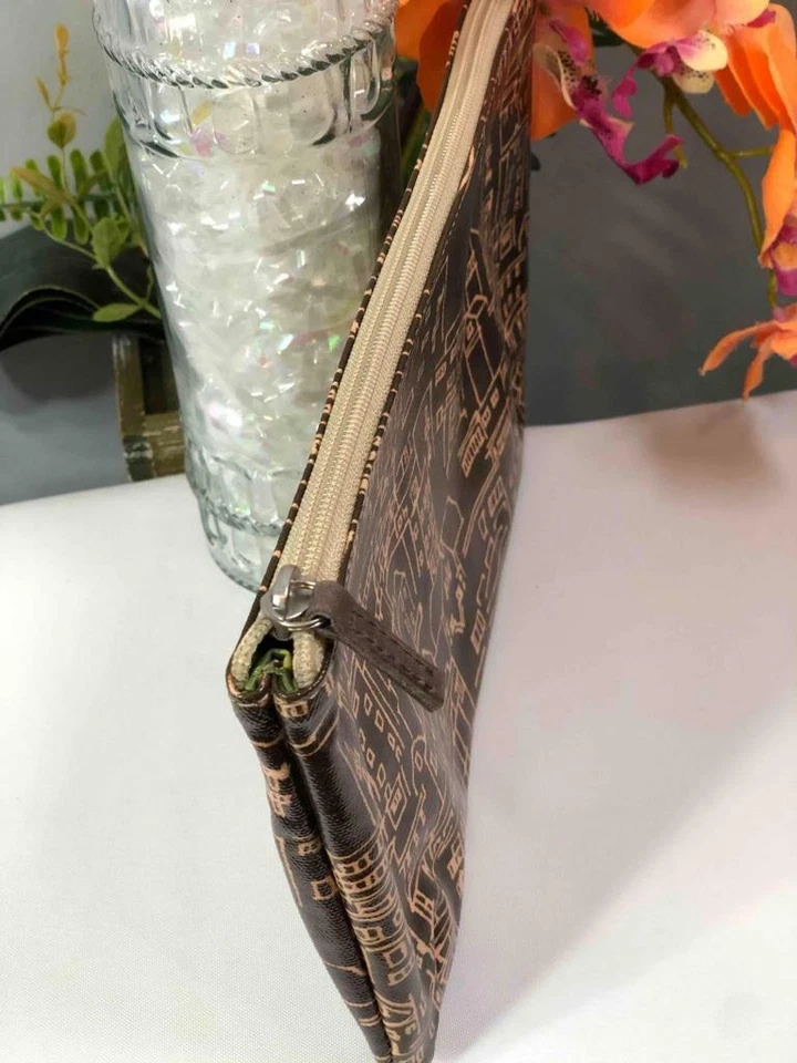 Bolsa grande con cremallera/bolso de maquillaje cosmético FOSSIL Key Per City charol marrón Foto 3 de 4