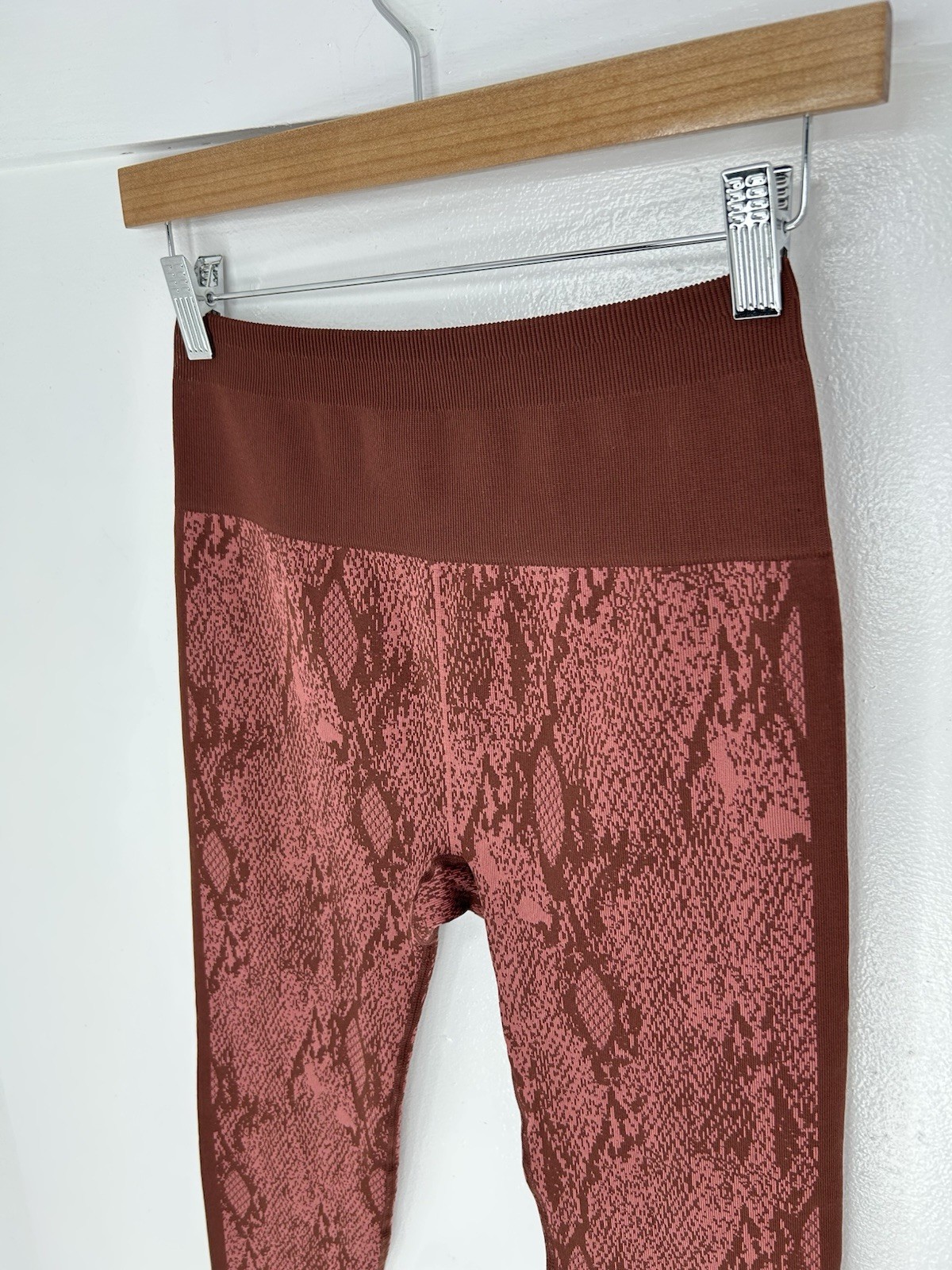 Fabletics Performance Leggings Size Medium Seamle… - image 4