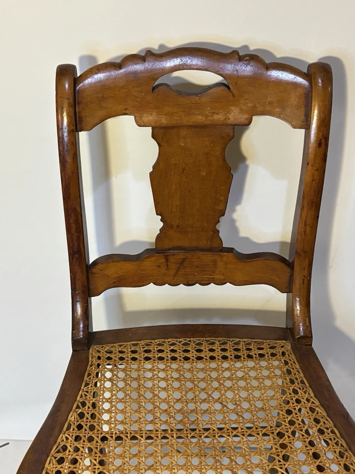 Silla de comedor de arce tigre ojo de pájaro período federal americano temprano asiento de bastón Foto 3 de 4