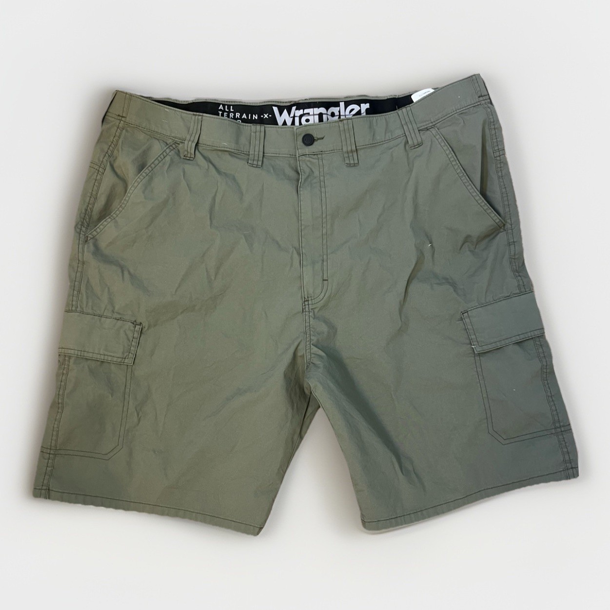 Men's Wrangler All Terrain Gear Cargo Shorts NWOT, Green, Size 44, 10" Inseam
