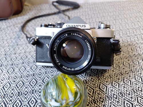 Appareil Photo Argentique Olympus OM-2, Avec Objectifs 50mm Et 75-150mm - Non Fonctionnel, Pour Pièces Détachées