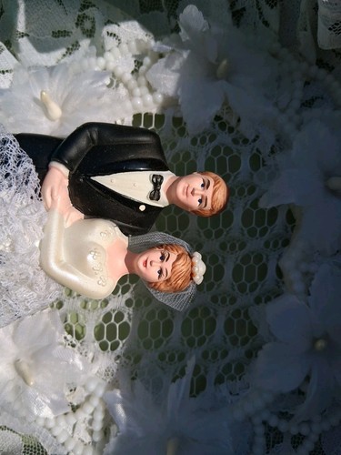 Vintage Pfeil & Holing Lace Wedding Cake Topper Bride & Groom Hand Painted - Picture 4 of 6