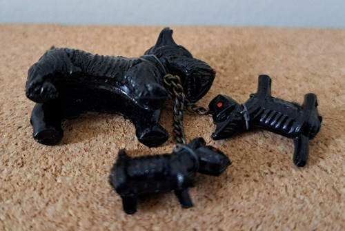 Vintage Miniature Dog Figures - Mum with Puppies - Plastic - Made in Japan - Picture 5 of 5