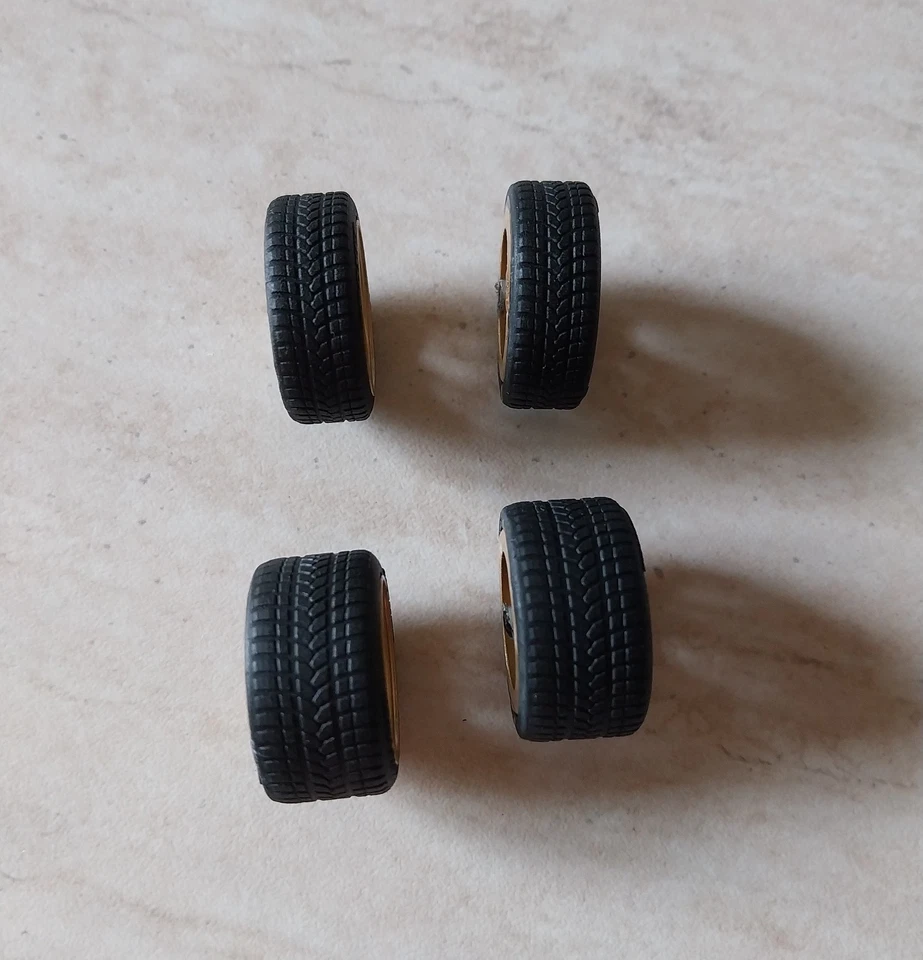 Set ruote in resina dipinte scala 1/24 cerchi scanalati - Immagine 2 di 3