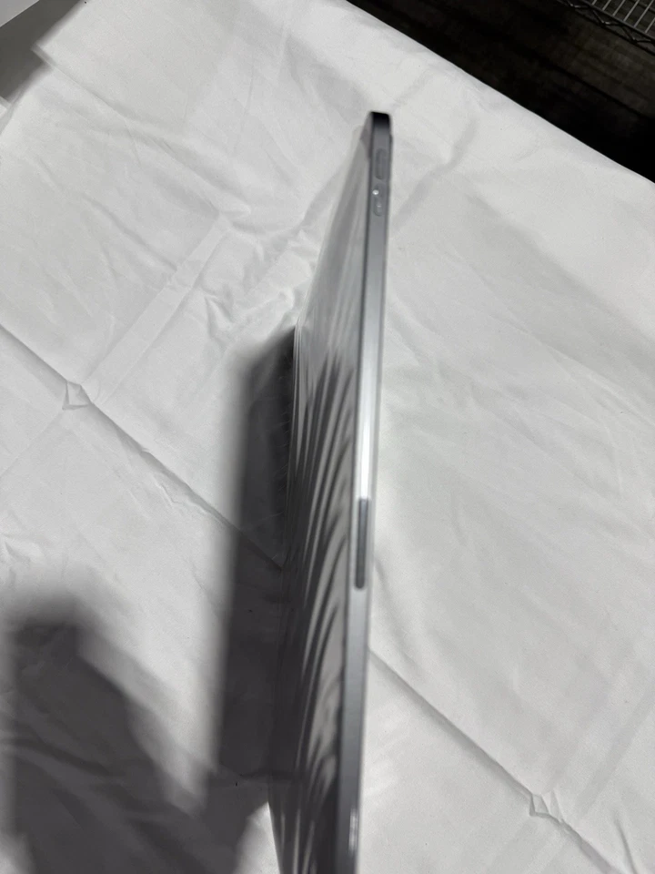 Apple iPad Pro 11 Inch (6th Gen. 2022) 128GB WiFi Excellent Condition Pre Owned - Image 3 of 4