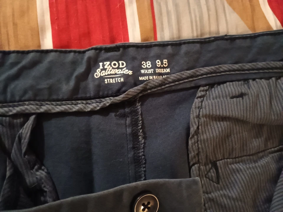 Un par de pantalones cortos elásticos Izod Foto 2 de 4