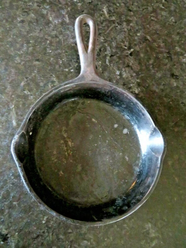 EUC VINTAGE WAGNER WARE SIDNEY -0-  1053W  6" CAST IRON SKILLET PAN USA