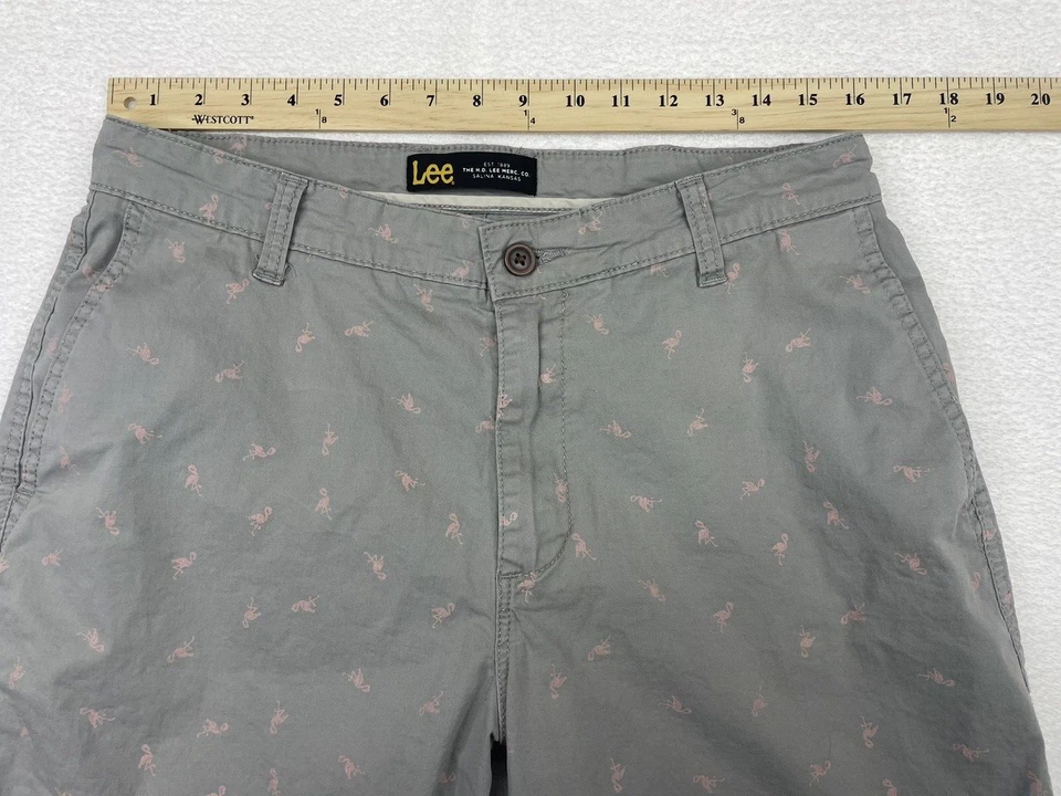 Pantalones Cortos Lee Para Hombre Gris Frente Plano Chino Divertido Tema Rosa Patrón "Flamenco" 33x10 Foto 3 de 4