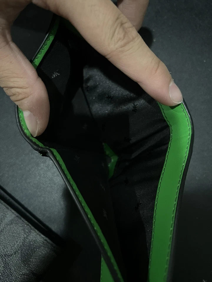 Billetera delgada Michael Kors con logotipo de cobre Foto 4 de 4