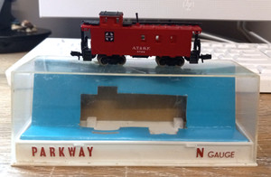 PARK WAY, N SCALE. CABOOSE. SANTA FE. W/METAL WHEELS FREE SHIPPING.