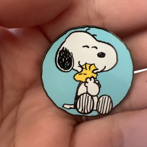 FiGPiN Mystery Mini Peanuts Snoopy Hug Common Pin Y415