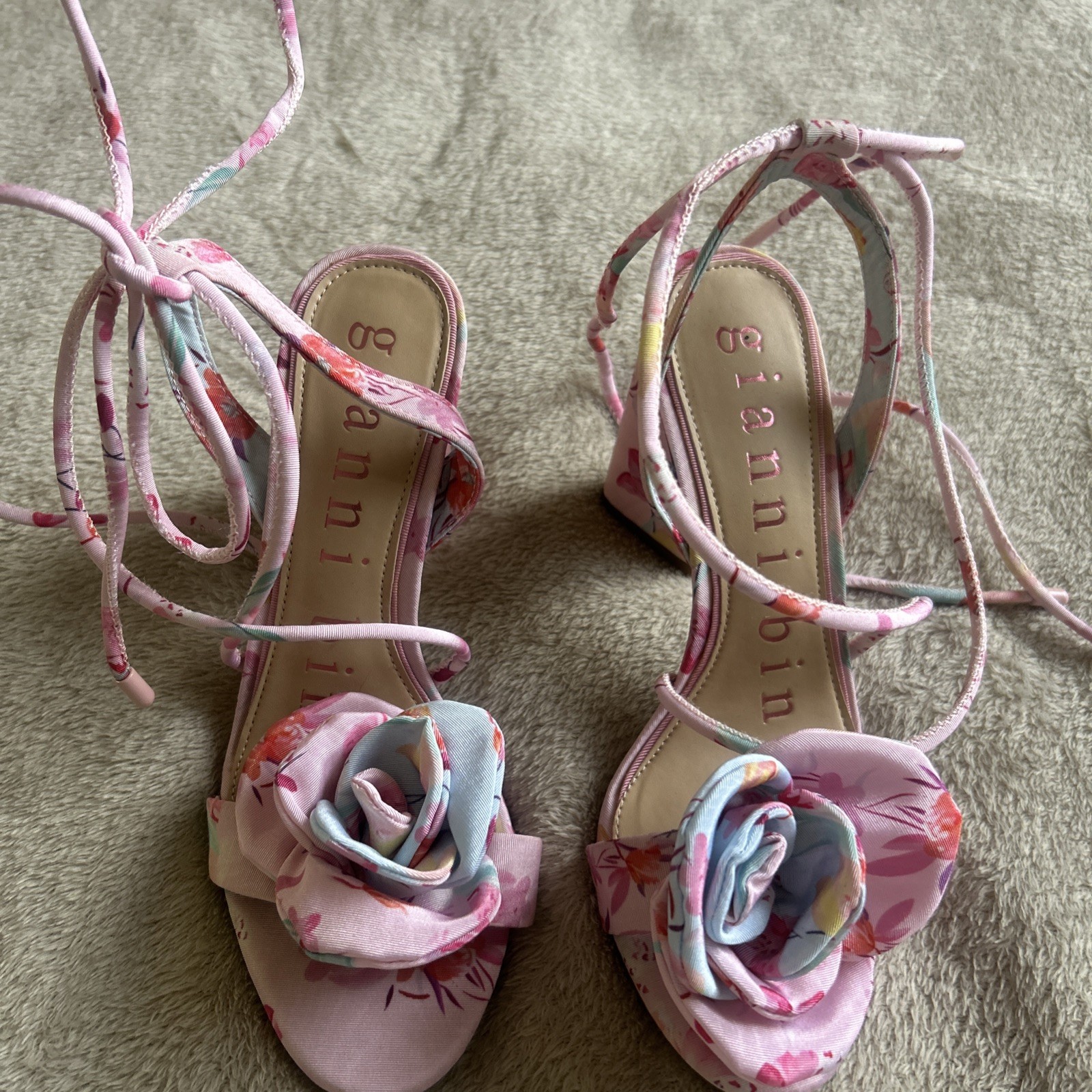 Floral Print Fabric Gianni Bini Heels T-Strap Sandals Size 6.5 Summer Heels.