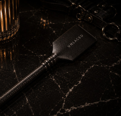 Premium Handgefertigte Lederpeitsche - English Made | UNLACED | Luxus Handwerkskunst