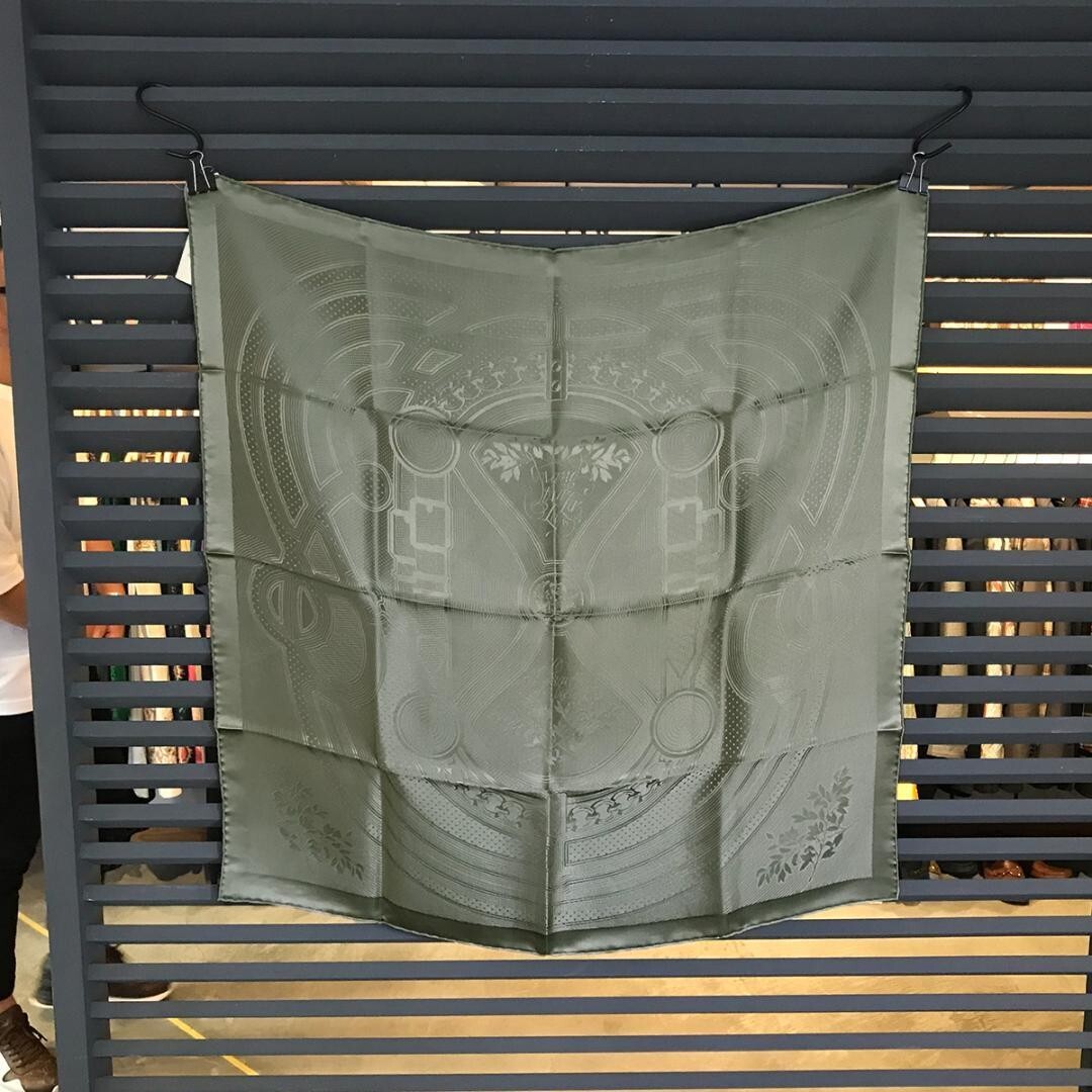 HERMES PARIS Scarf Grand Tralala Carre 70 Silk 100% 70cm×70cm With Box Unused