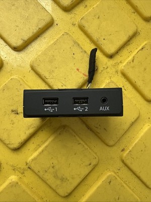 2017-2019 Audi Q7 Quattro 4M Center Console Dual USB Auxiliary Jack Port OEM