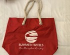 Knallig-fröhliche Strandtasche in rot m. Aufschrift und Kordel