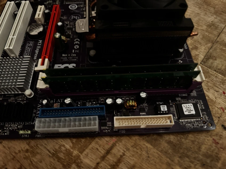 Combo de placa madre y CPU Micro-ATX Micro-ATX Gigabyte GA-MA78GM-S2H AMD Athlon 64-X2 AM2+ Foto 4 de 4