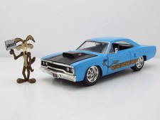 Plymouth Road Runner 1970 hellblau Looney Tunes mit Wile E. Coyote Figur Modella