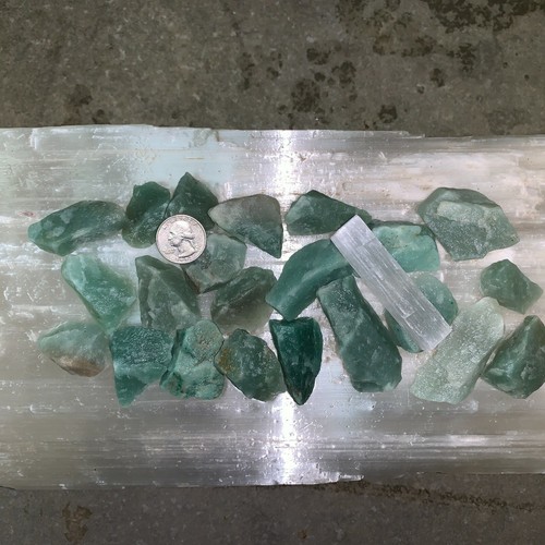 GREEN QUARTZ ROUGH, CHARGED 500 CARATS LOT + A FREE SELENITE CHARGING STICK