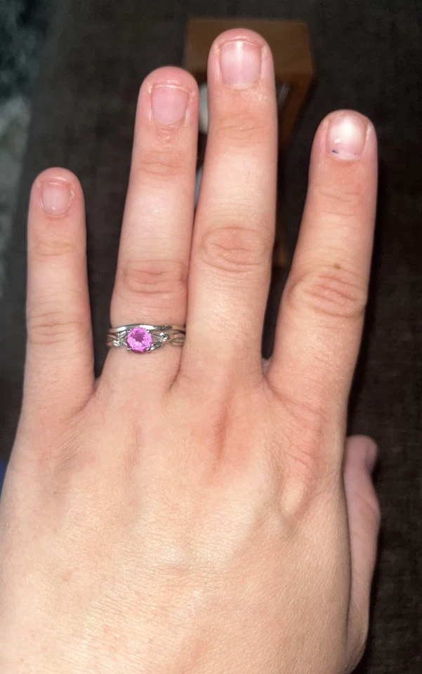 Juego de anillo de compromiso y alianza de boda de zafiro rosa tierra brillante Foto 3 de 4