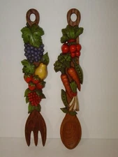 VNT 1976 SYRCO Fork & Spoon w/ Vegies & Fruits 2 Piece Plastic Wall Plaque USA