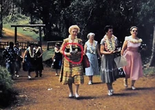 Ladies in Honolulu HI Hold Revere 1950s Stereo Realist Slide Kodachrome - #903