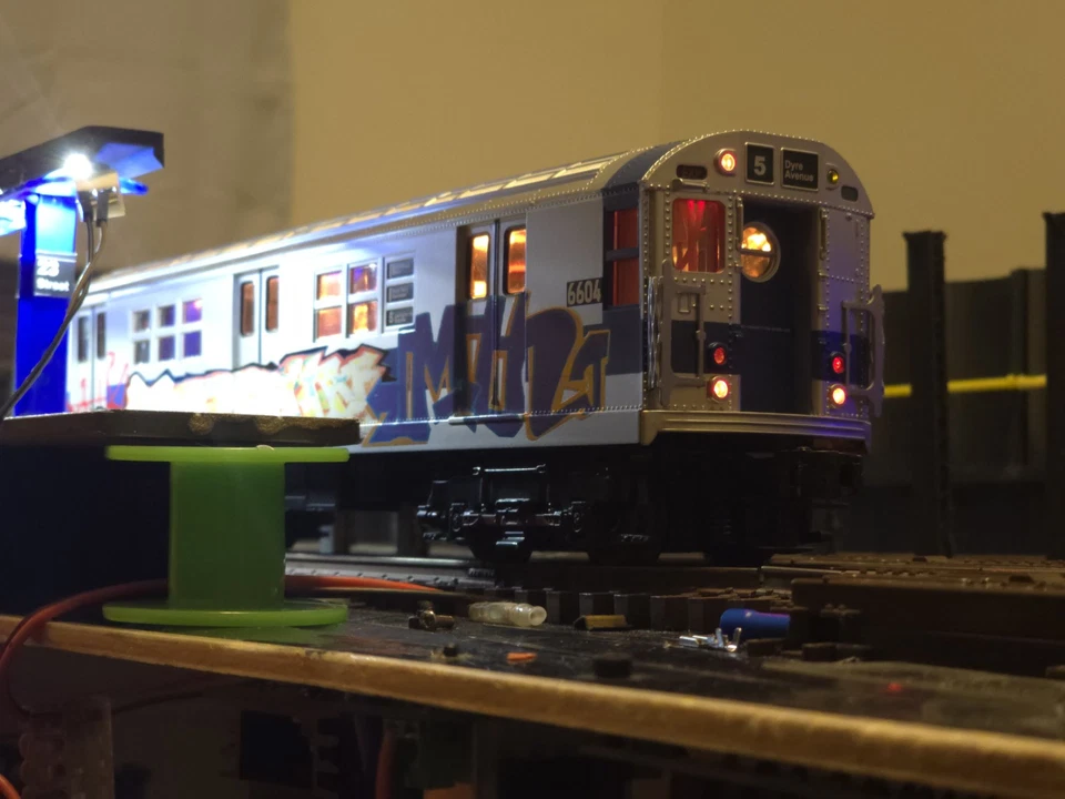 Mth Nycta Mta Subway R17 Grafitti Car With Red Led Lights Non Powered 5 Train - Image 4 of 4