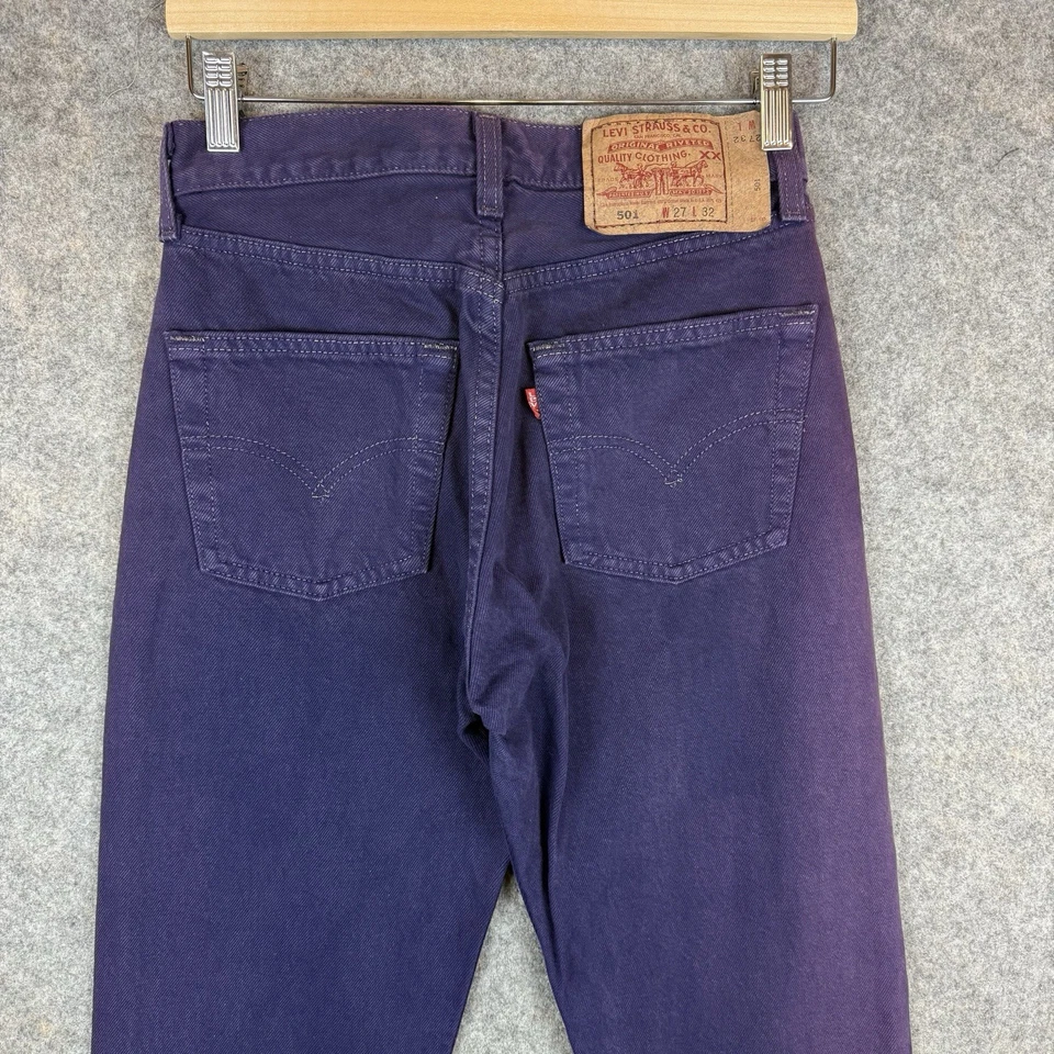 Pantalones de mezclilla vintage Levis 501 para mujer 27x32 púrpura botón recto mosca años 90 EE. UU. descoloridos Foto 4 de 4
