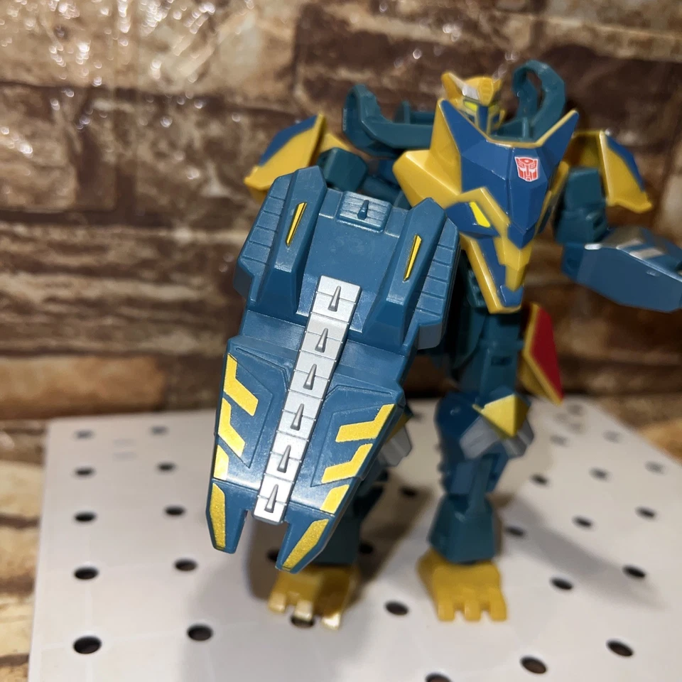 Hasbro Transformers Thunderhowl Bumblebee Cyberverse Adventures Deluxe - Image 4 of 4
