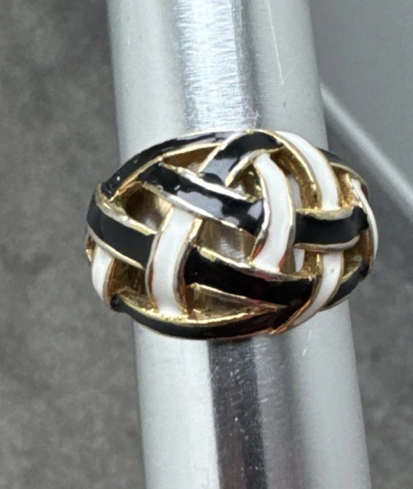 Vintage Black & White Enamel Woven Pattern Gold Plated Size Ring 9 Gorgeous - Image 3 of 4
