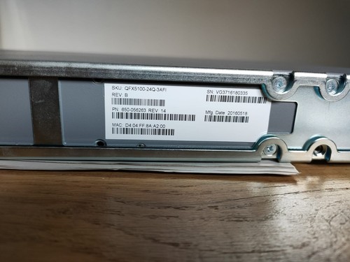 Juniper QFX5100-24Q-3AFI switch 24x QSFP+ and 8x SFP+ module w/ 2x dual 650W PSU - Afbeelding 2 van 6