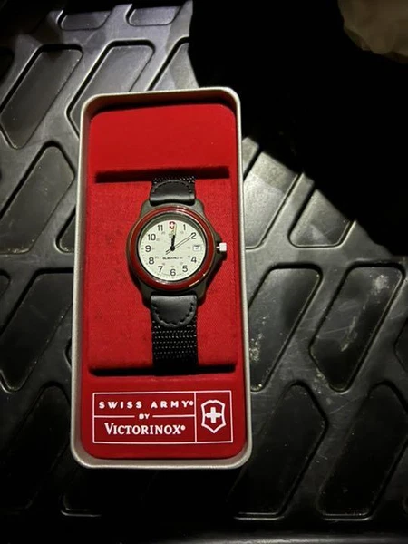 VICTORINOX SWISS ARMY MODEL 24221