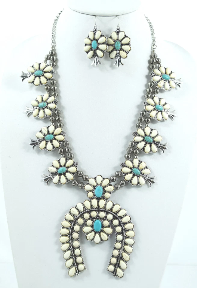 Collar y pendientes Western de piedra blanca y azul grandes con flor de calabaza Foto 4 de 4