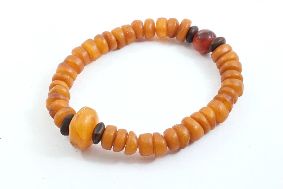 Антикварный тибетский браслет из желтого янтаря с изображением куриного масла и древней бусиной из красного агата - Изображение 3 из 4