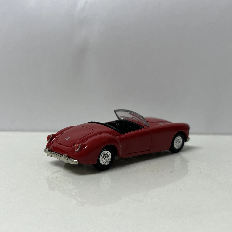1960 60 MG MGA 1500 Twin Cam Collectible 1/64 Scale Diecast Diorama Model - Image 3 of 4