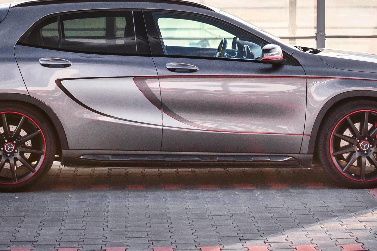 Rajouts de bas de caisse Maxton pour Mercedes GLA 45 AMG en ABS premium