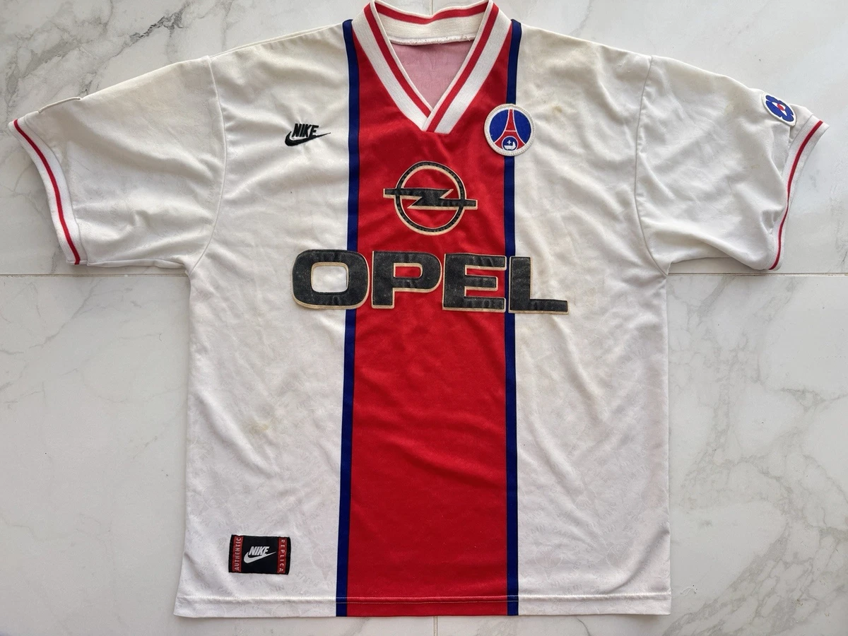 Pour information. C'est le maillot extérieur de la saison 1995-1996 # PSG