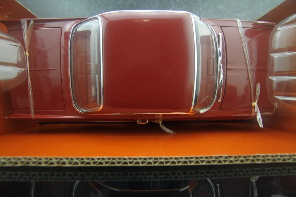 RC2 ERTL Pontiac 75th Anniversary 1961 Catalina Coronado Red 1:18 - Image 3 of 4