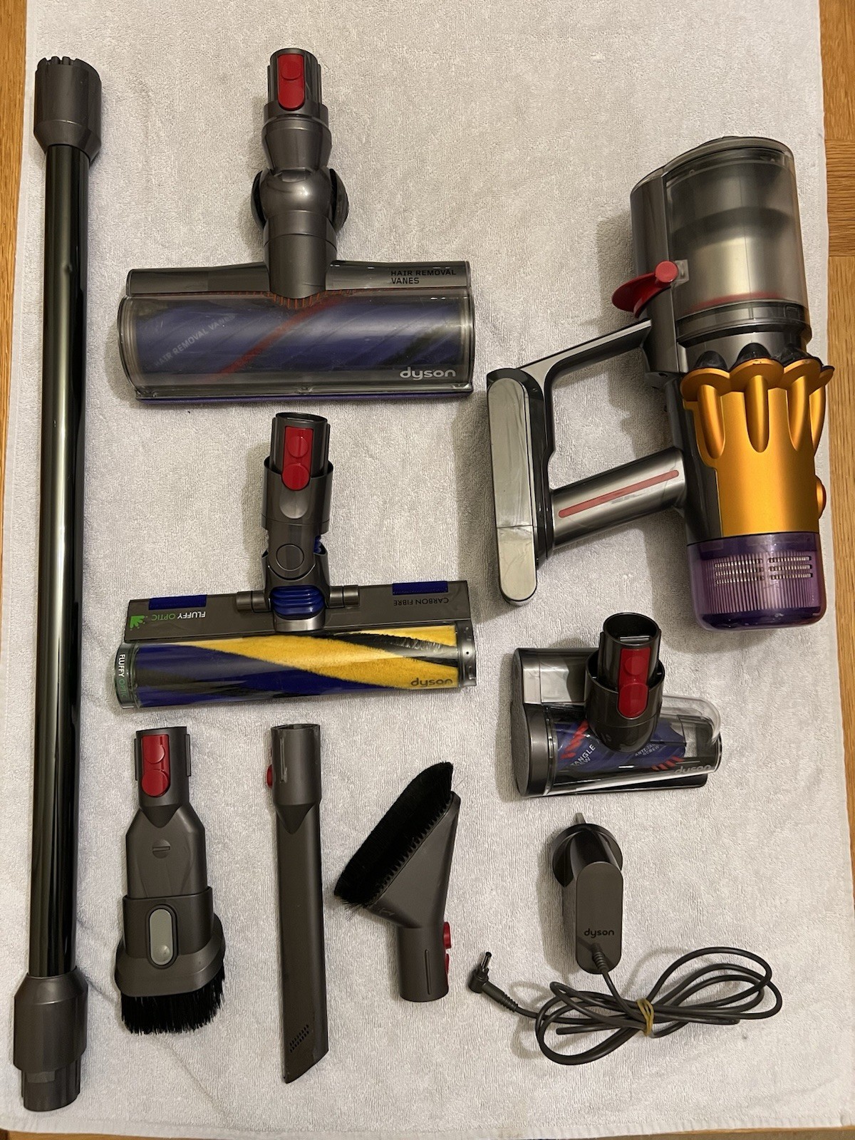 Dyson V12 Detect Absolute Vacuum Cleaner Heads, Tools, Wand & Charger! VGC!