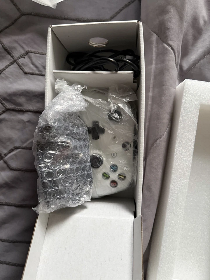 Xbox One S Console 500GB (White) - ORIGINAL BOX, PACKAGING & CONTROLLER - Image 3 of 4