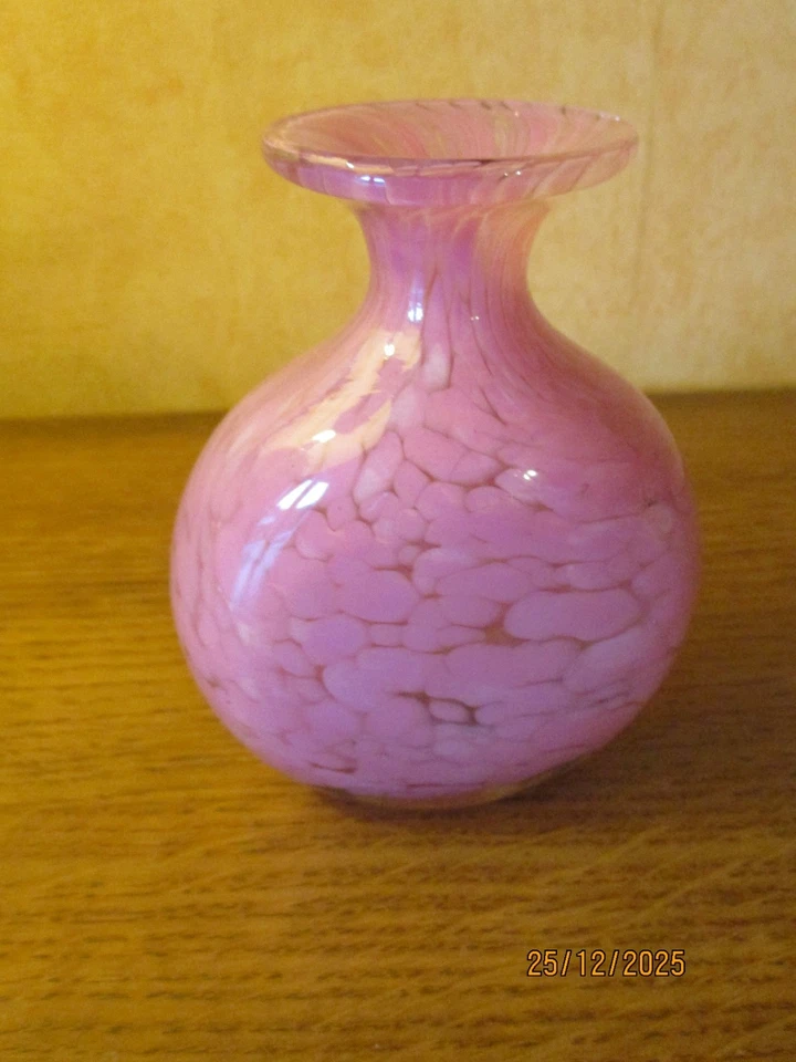 Vase à panse aplatie en verre jaspé rose Signé - Photo 4/4