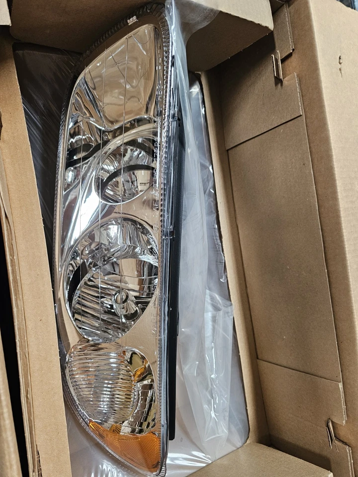 Conjunto de faros de pasajero lateral derecho Mack OEM Foto 4 de 4