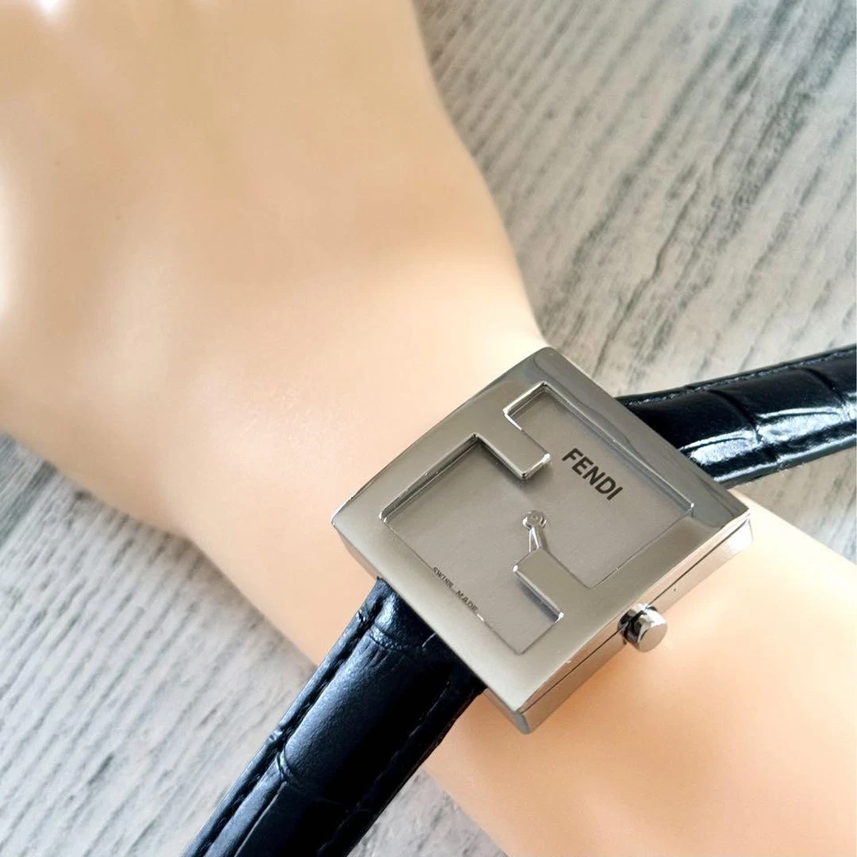 Relógio Fendi prata 4000L padrão abobrinha bateria substituída estado testado - Imagem 4 de 4