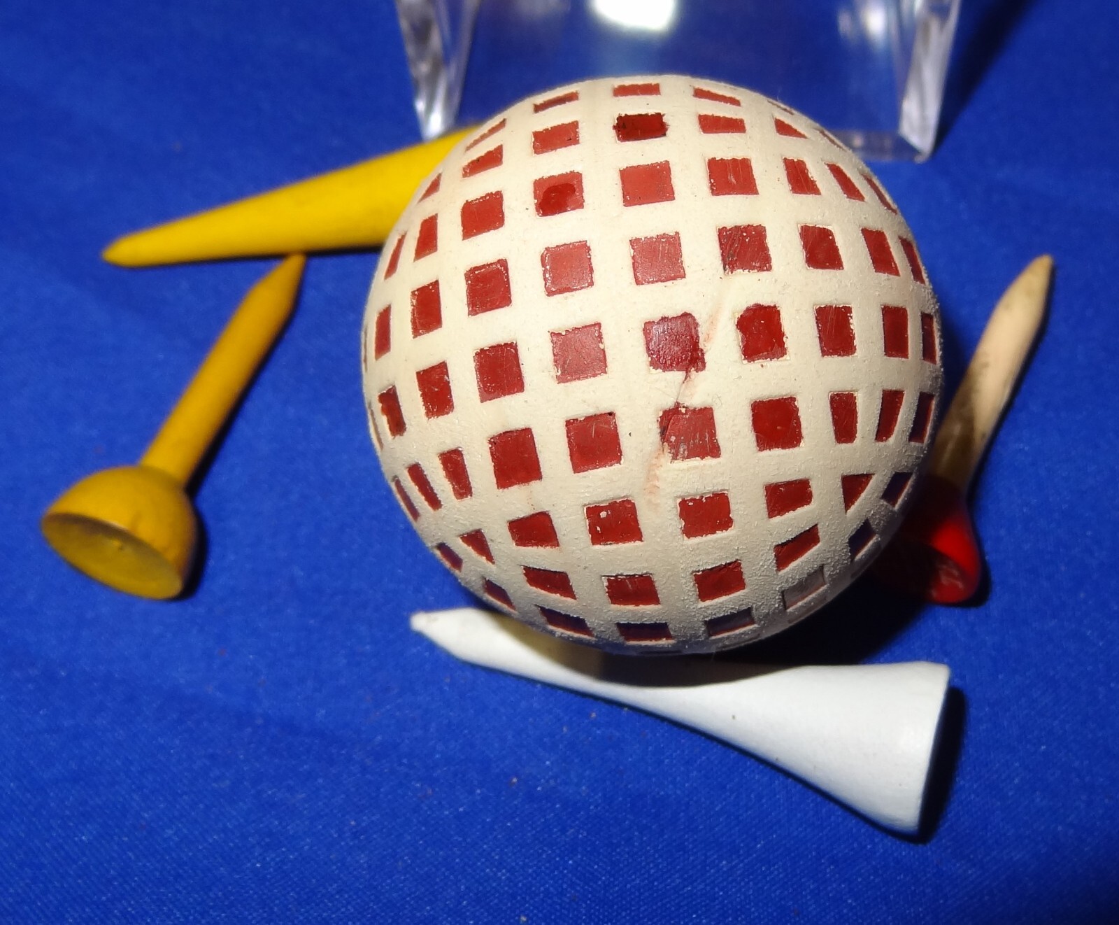 KWIK ENGLAND 1 ANTIQUE VINTAGE GOLF BALL 4 VINTAGE GOLF TEES DISIPLAY