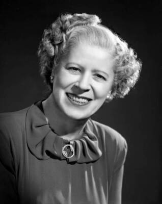 Mrs Oscar Bradley leader of the Oscar Bradley Orchestra She cont 1940s Photo 1