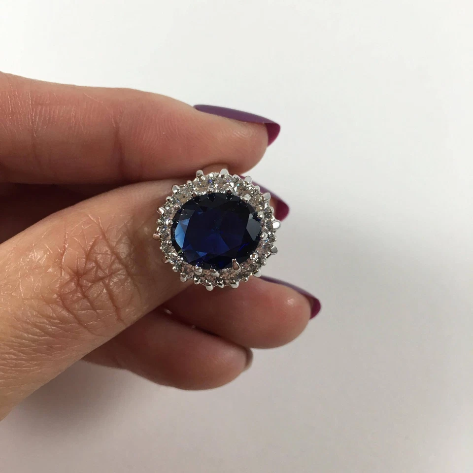 Anillo de compromiso estilo princesa Diana circonita cúbica enchapado en platino con piedra central de 11 mm Foto 3 de 4