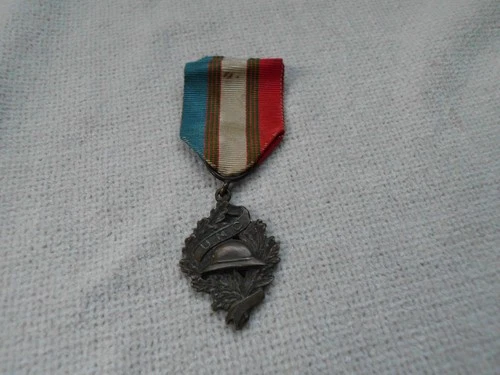 FRENCH WW1 UNC MILITARY MEDAL with ORIGINAL RIBBON ~ UNION COMBATANTS